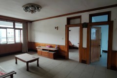 唐安西路 5楼 套三 简装 简单家具 无物业费 6000元/年 可以短租
